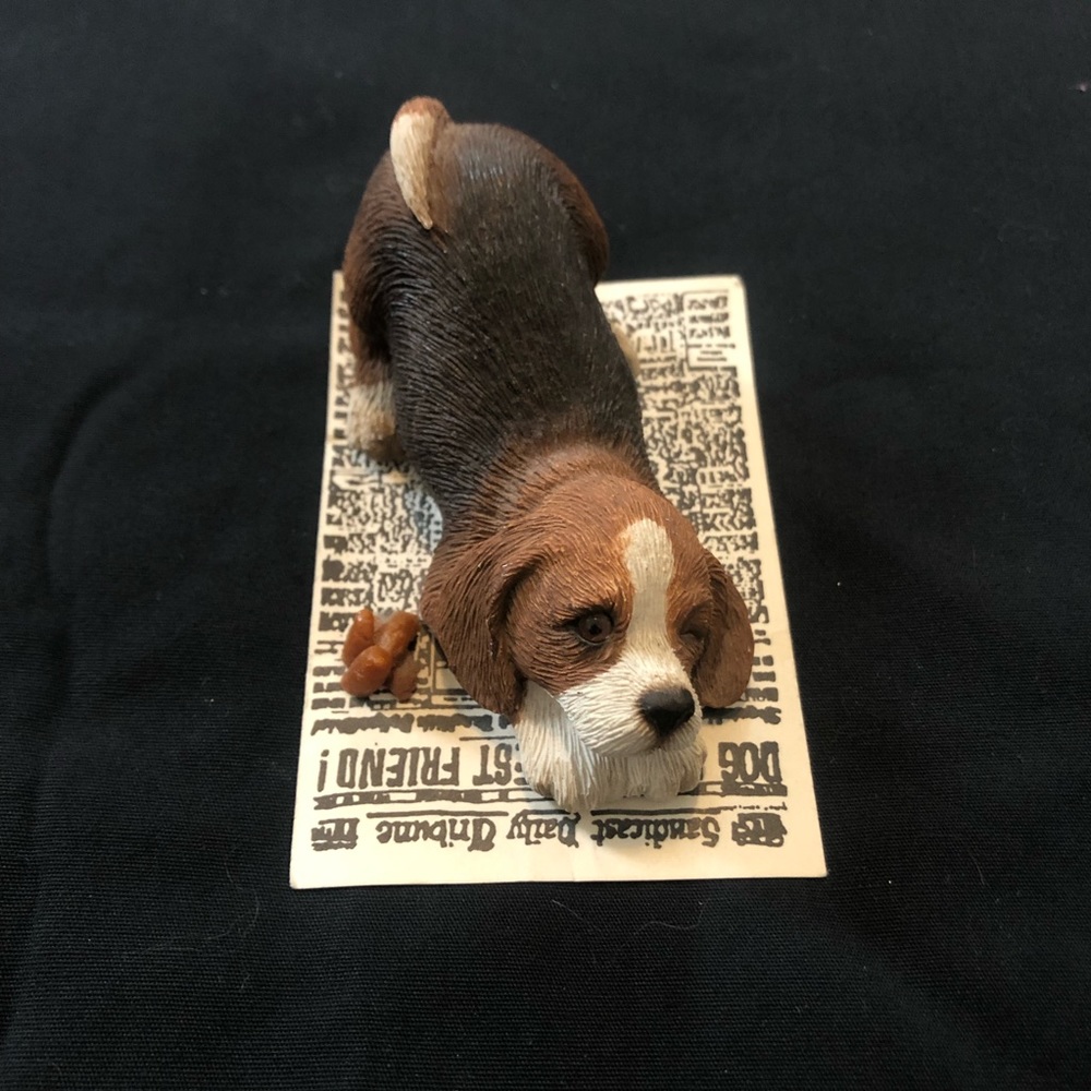 Sandicast Winking Beagle